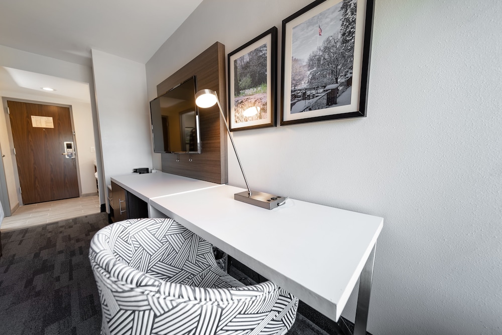 Suite, Multiple Beds, Non Smoking - Photo 7