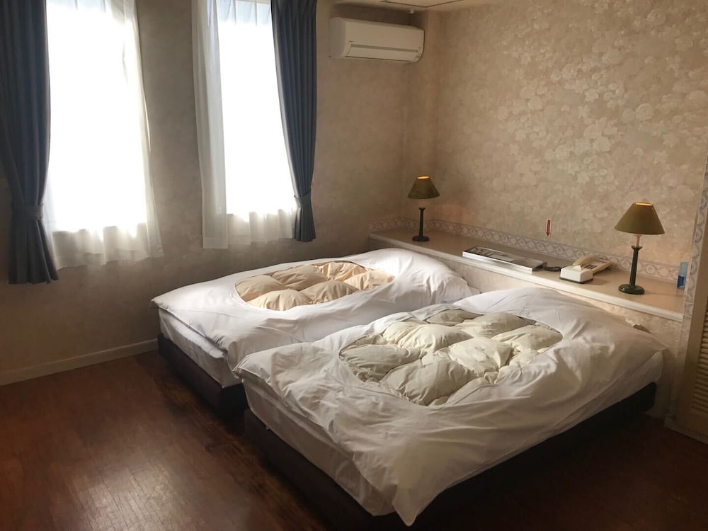 Twin Room - Photo 8