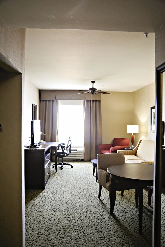 King Bedroom Whirlpool Suite - Photo 3