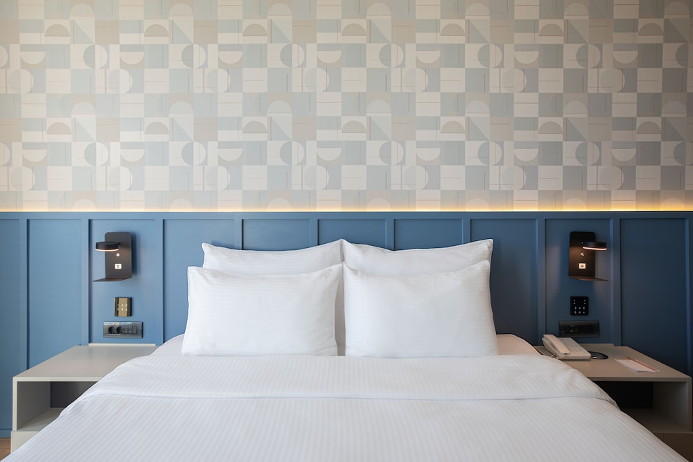 Deluxe King City View Room - Photo 8