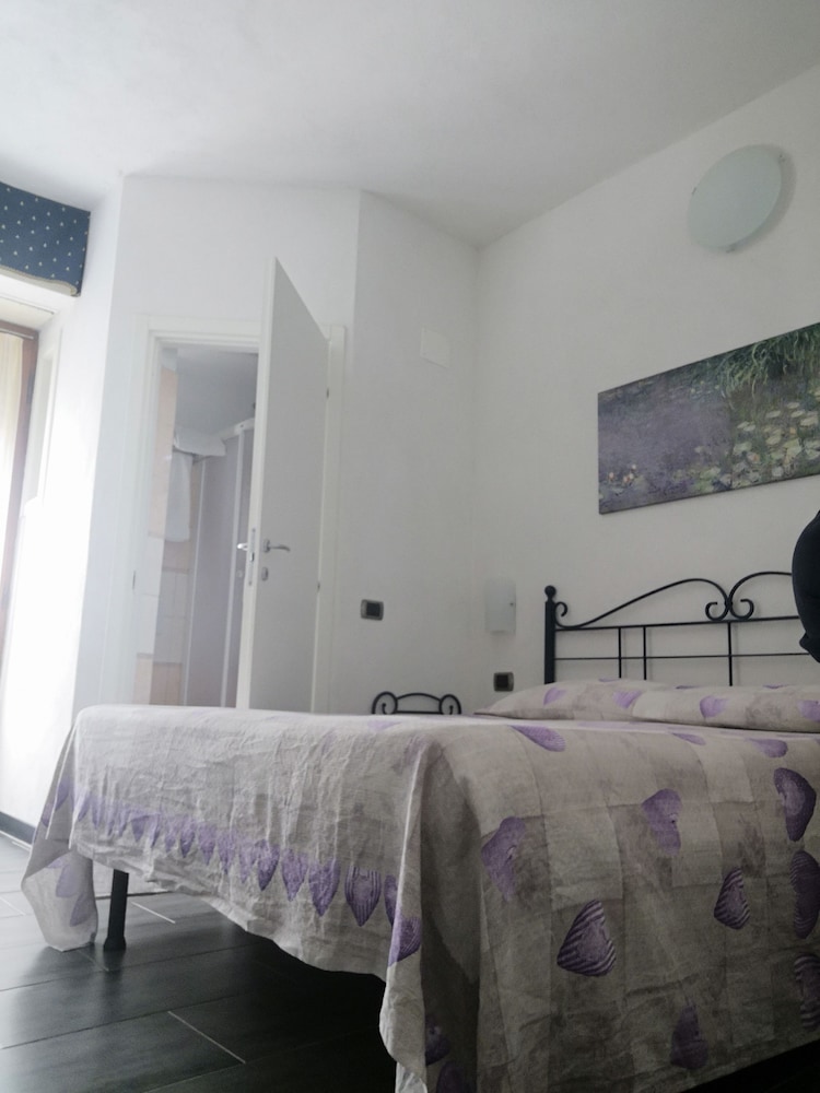 Basic Double Room, 1 Queen Bed