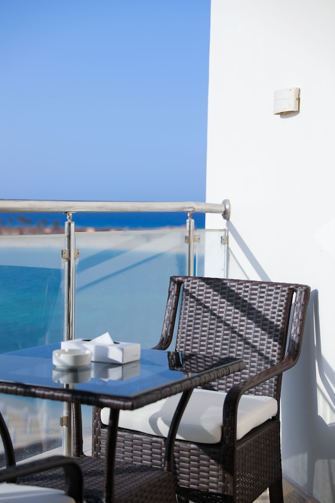 Deluxe Room, 1 King Bed (Sea Side View) - Photo 4