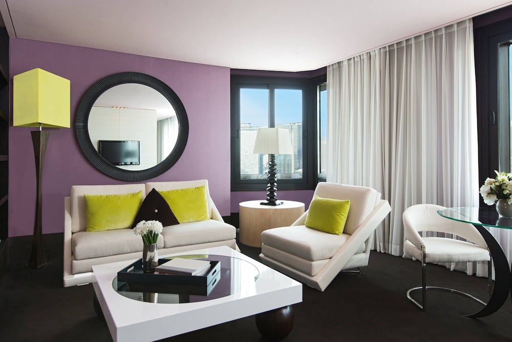 Club Suite, 1 King Bed, City View - Photo 6