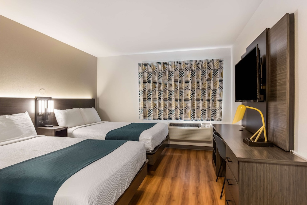 Deluxe Room, 2 Queen Beds, Non Smoking, Refrigerator & Microwave photo 2