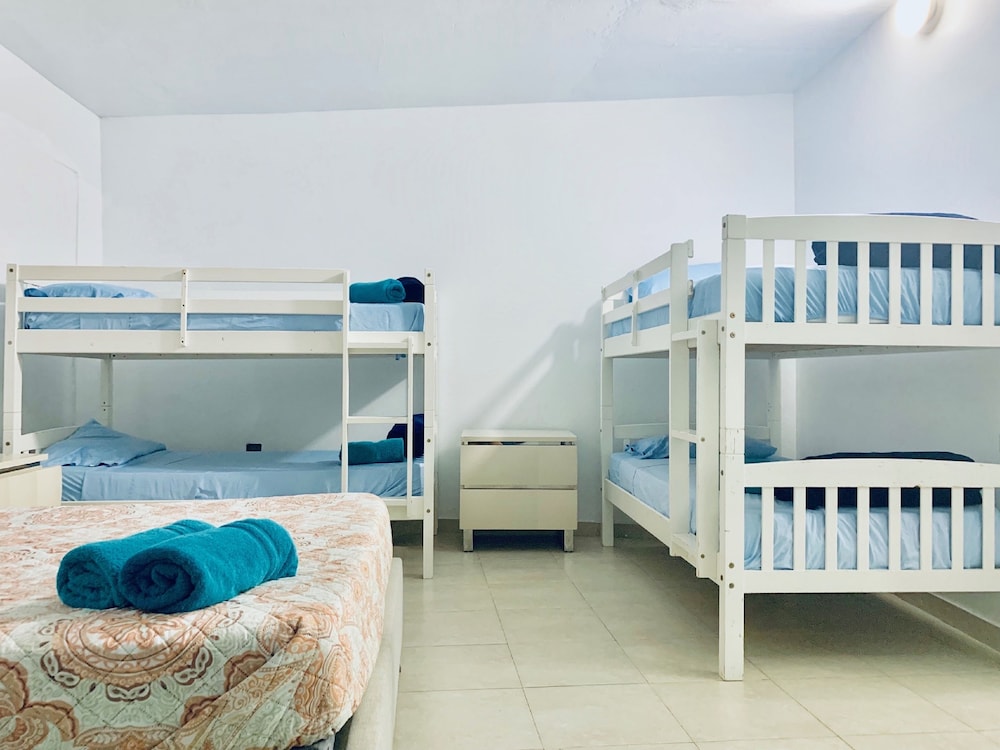 VA 201 Deluxe Views of the Atlantic, Family Suite / Kitchen / 1 Full Size  Bed and 2 Twin/Twin Bunk photo 2