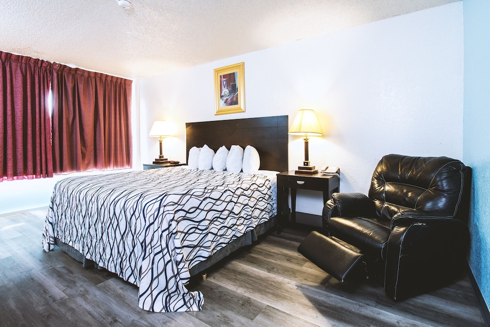 1 King Bed Suite Smoking-Oversized photo 1