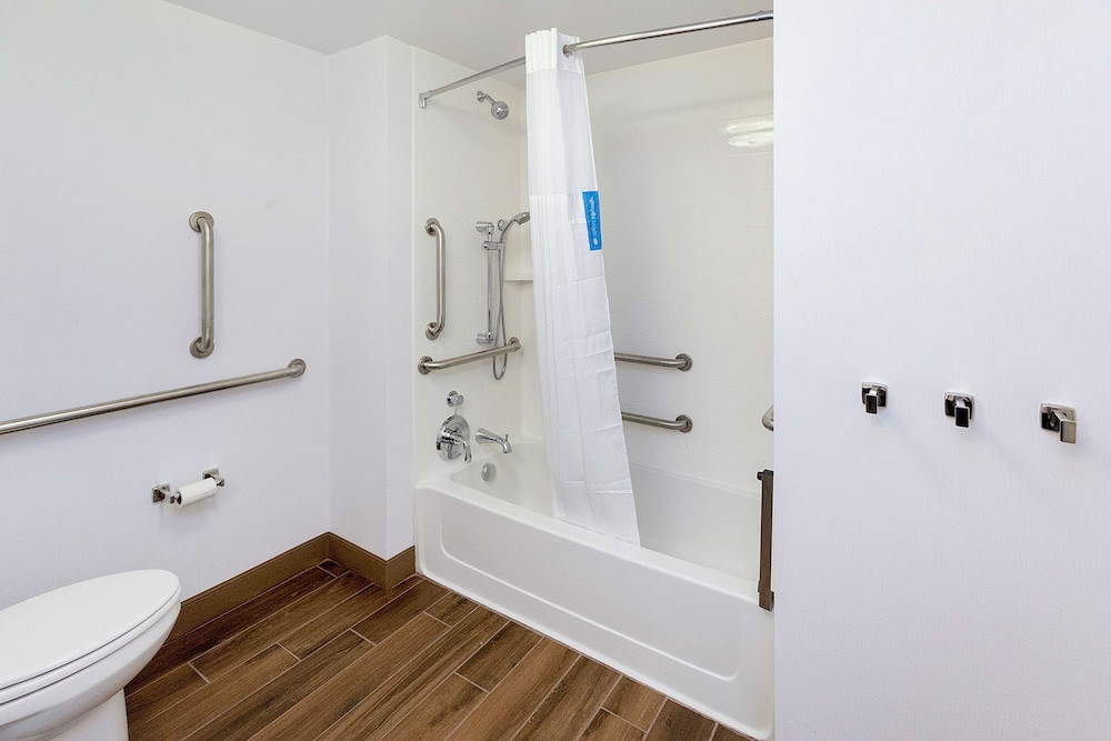 Room, 1 King Bed, Accessible, Bathtub photo 3