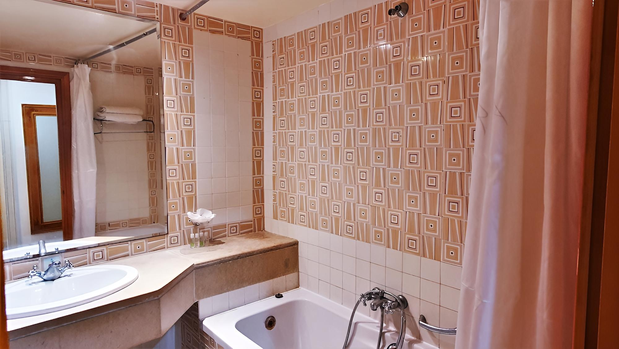 Standard Double or Twin Room, Ensuite photo 3