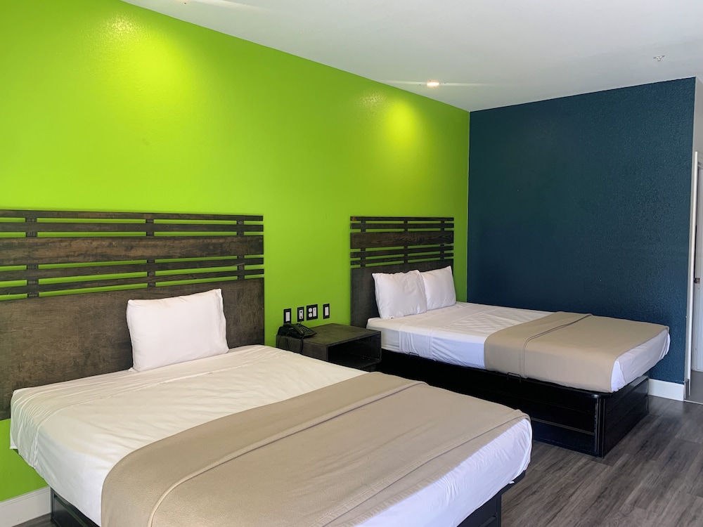 Room, 2 Queen Beds, Non Smoking - Photo 5