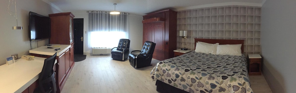 Comfort Room, 1 King and 1 murphy bed photo 1