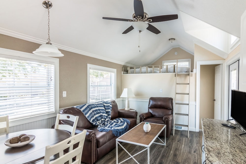 Premium Loft Cottage 2 Bedroom (No Pets, Linens Include) photo 1