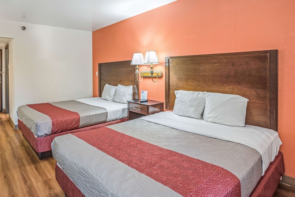 Deluxe Room, 2 Queen Beds, Non Smoking, Refrigerator & Microwave - Photo 5