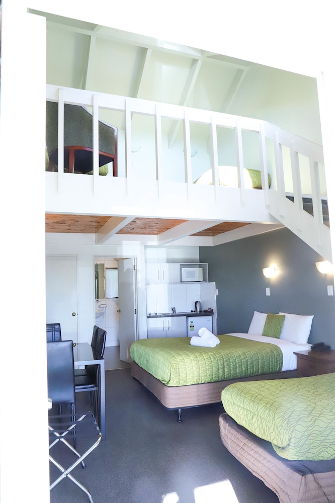 Family Room, Jetted Tub (1 Queen and 3 Singles) thumbnail 6