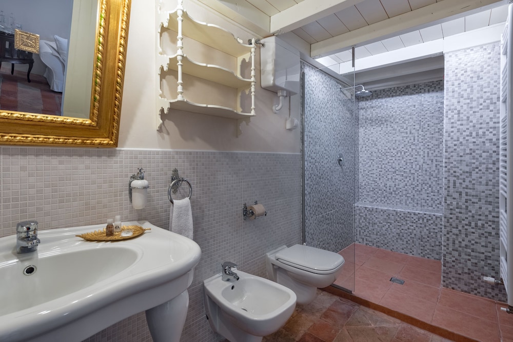 Suite - Photo 14