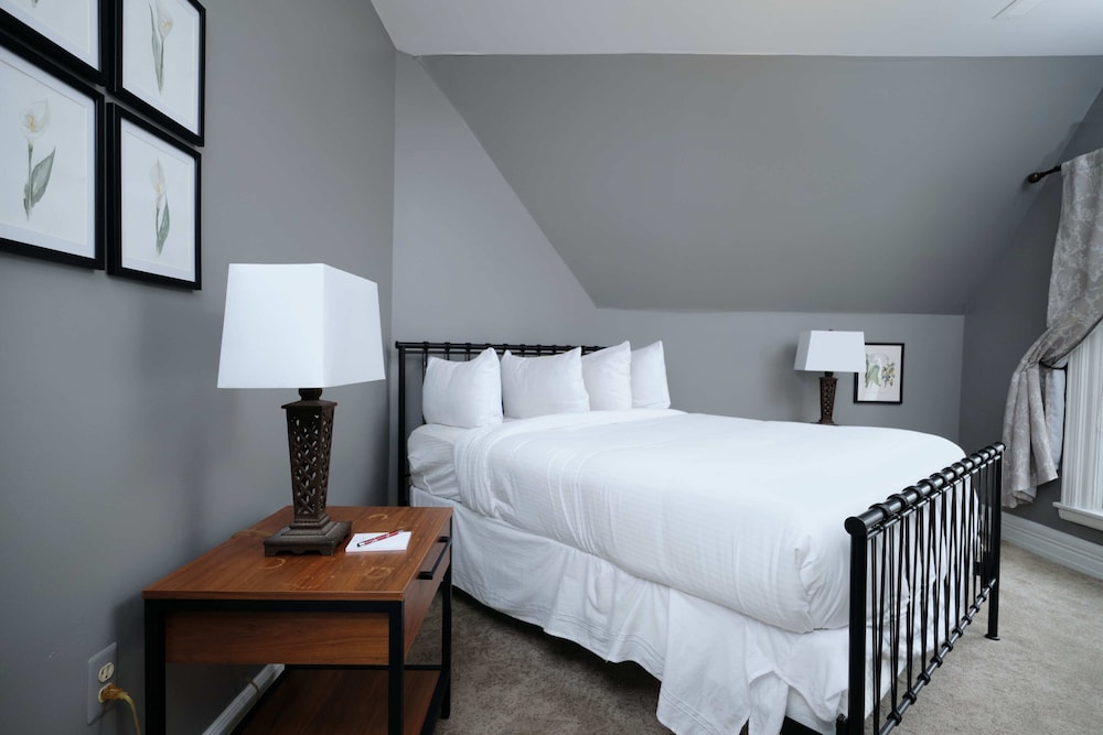 Queen Suite - Photo 4