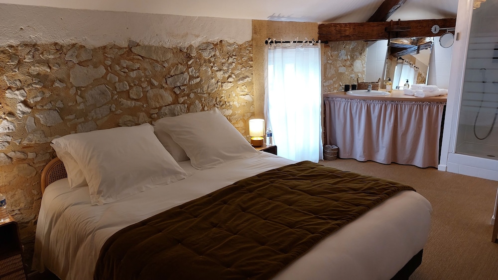 Standard Room, 1 Queen Bed, Non Smoking, Garden View
