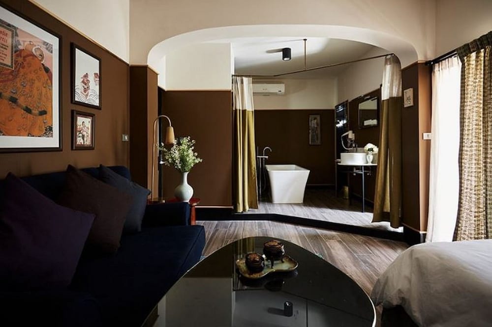 Josh Room photo 2
