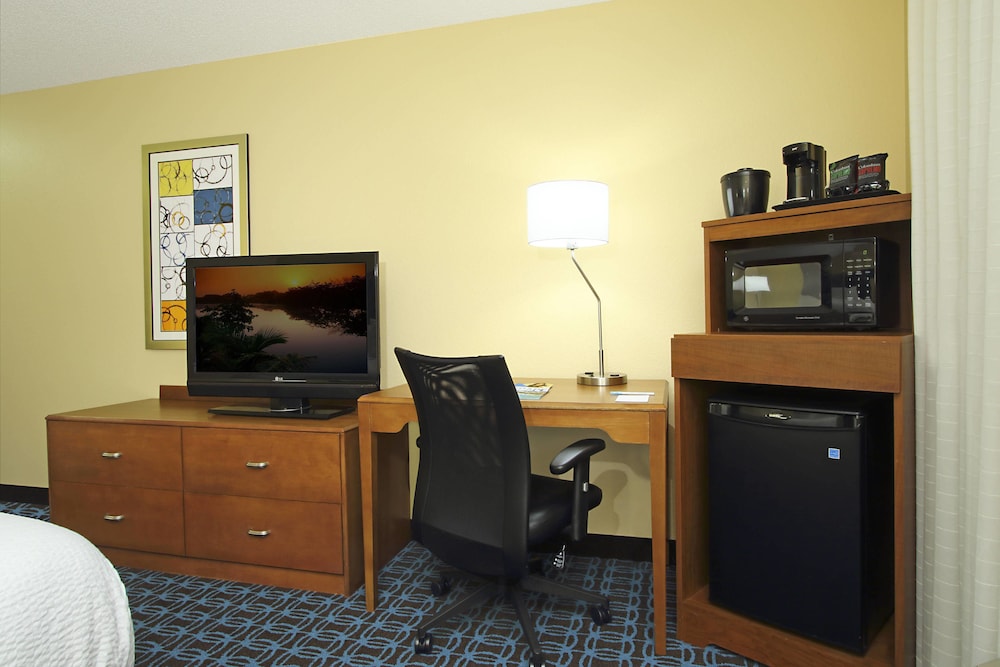 Room, 1 King Bed (Mobility/Hearing Access, Roll-In Shwr) photo 2