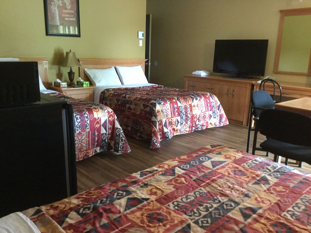 Family Room, 3 Double Beds photo 1