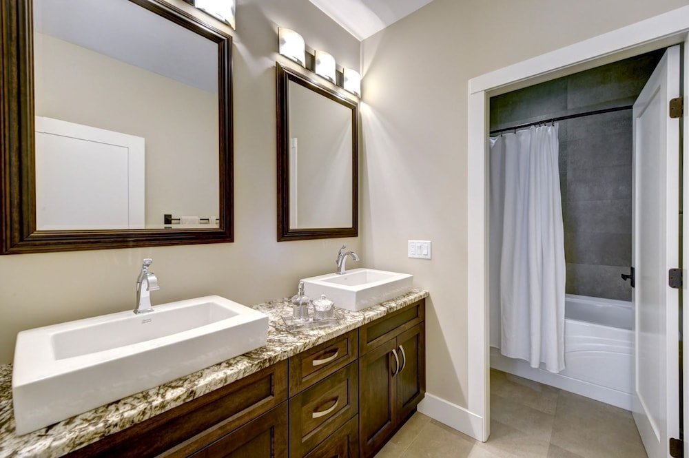 Deluxe Room, 1 Queen Bed, Mountain View (Eagle) photo 2