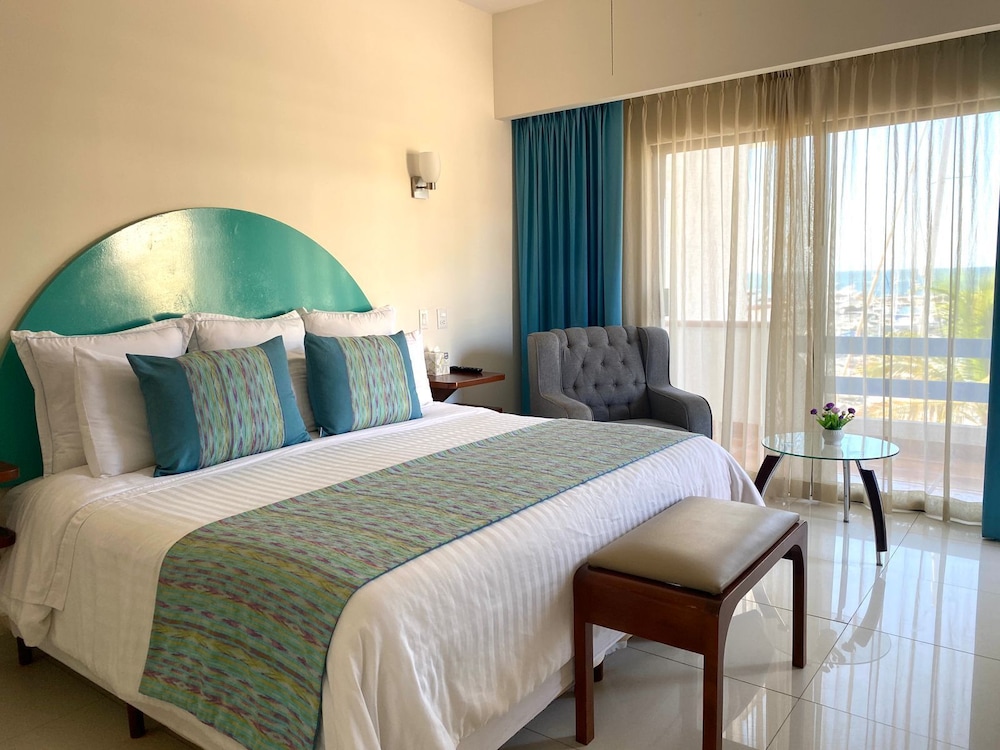 Superior Room, 1 King Bed photo 3