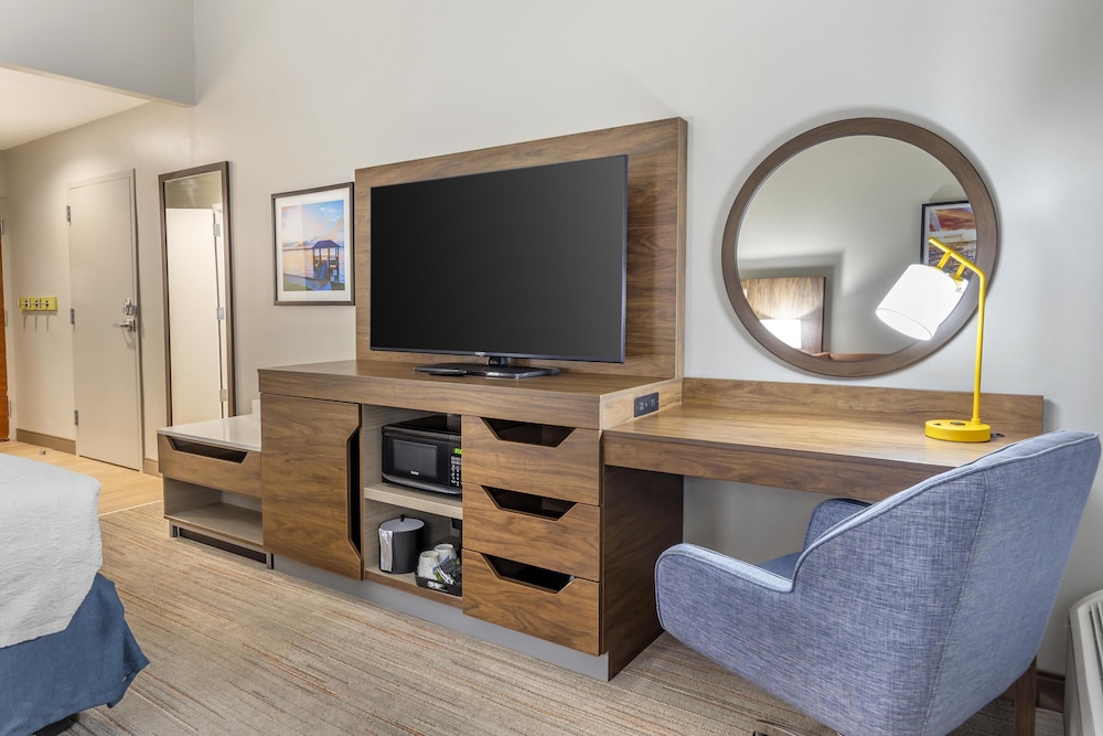 Room, 1 Double Bed, Accessible, Bathtub (Mobility & Hearing) - Photo 3