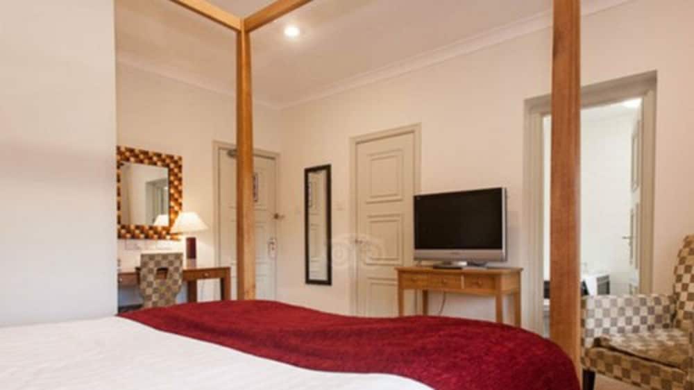 4 Poster Room photo 3