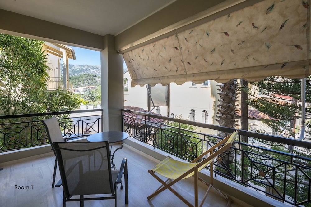Small Double Room, 1 Queen Bed, Balcony, Hill View (1) photo 3