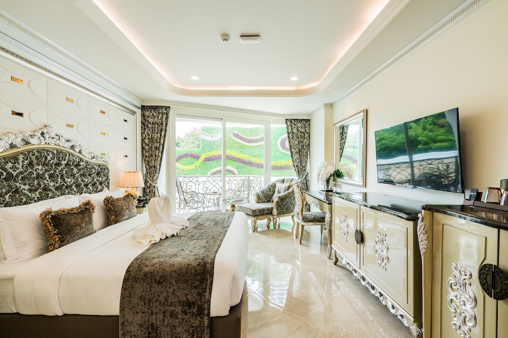 Deluxe Double Room with Pool View thumbnail 5