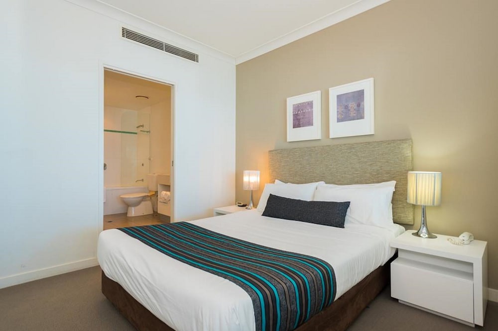 1 Bedroom + Study, Broadwater View