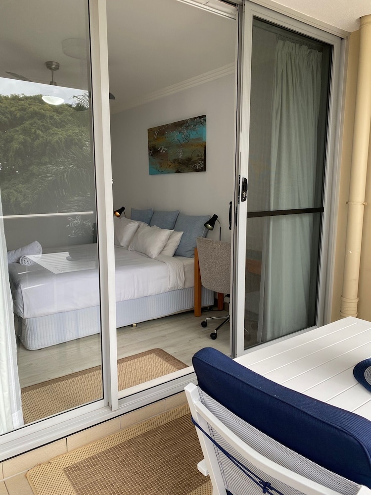 Comfort Studio, 1 King Bed, Balcony, City View photo 3