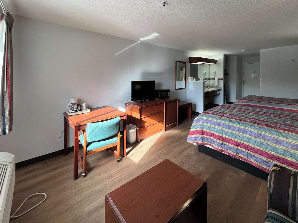 Standard Room, 2 Queen Beds, Non Smoking, Refrigerator & Microwave - Photo 1