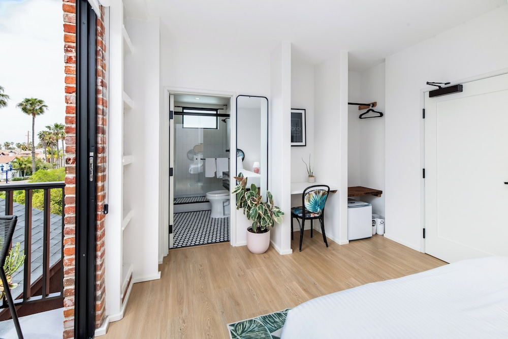 Room, 1 Queen Bed, Balcony, City View (Room 304) photo 1