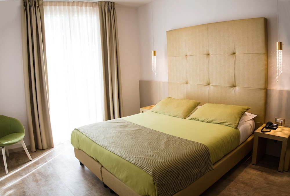Suite, 1 Bedroom, Balcony, Lake View (1st floor - Gold)