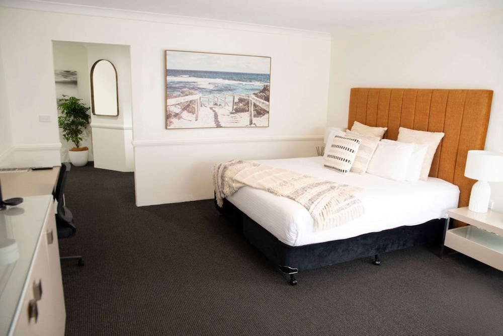 Suite, 1 King Bed, Non Smoking, Balcony - Photo 4