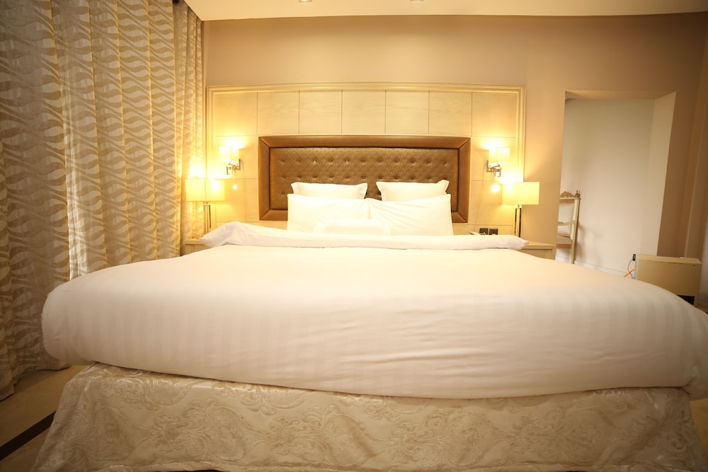 Club Suite, 1 King Bed, Smoking, Hill View photo 1