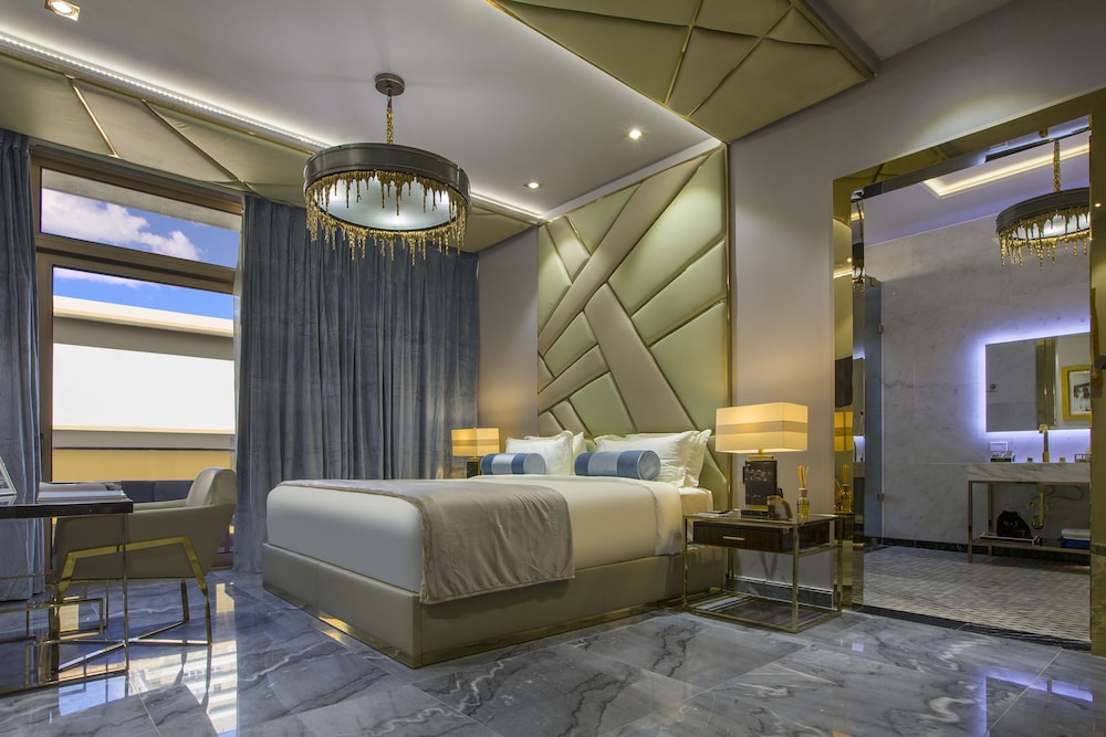 Portfolio Suite with Balcony photo 1