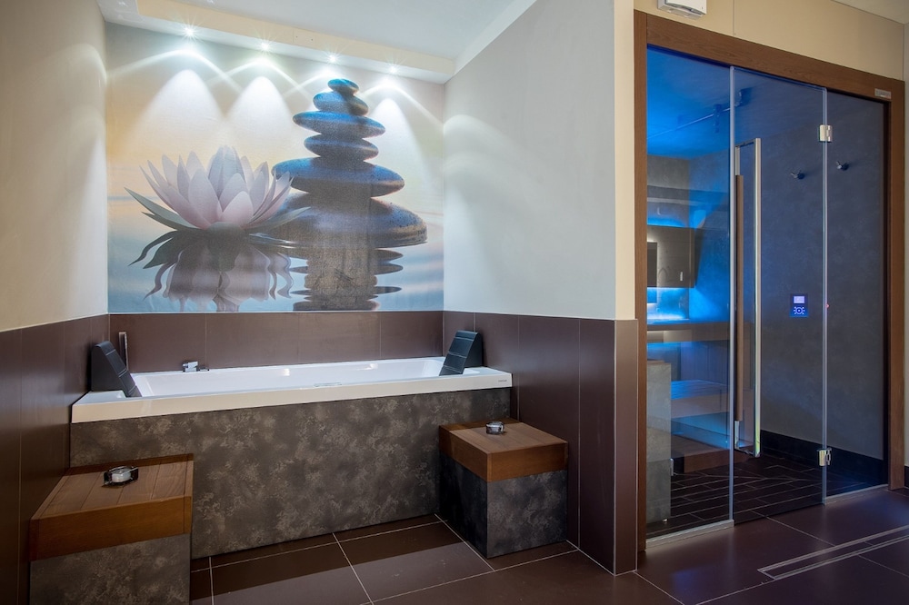 Luxury Suite - Photo 10