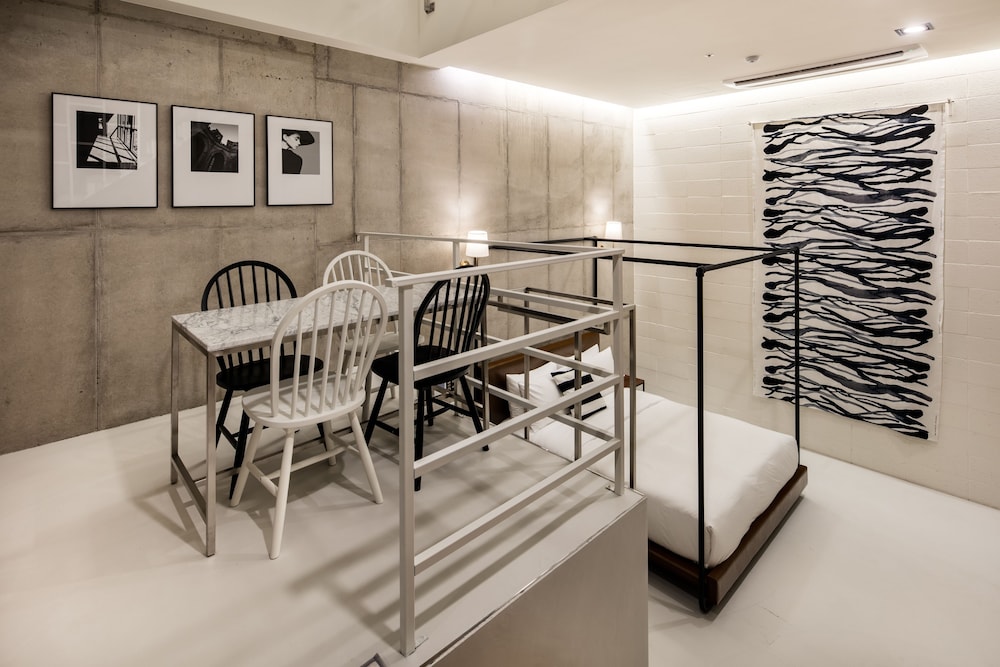 Suite - Photo 11