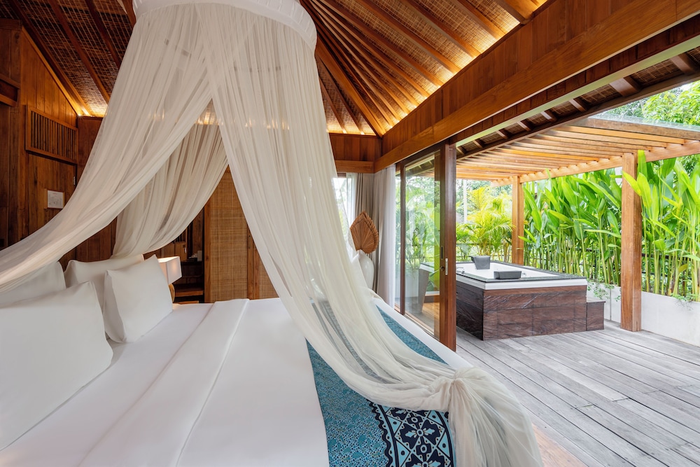 Deluxe Suite with Hot Tub and Free Scheduled Activities - Photo 15