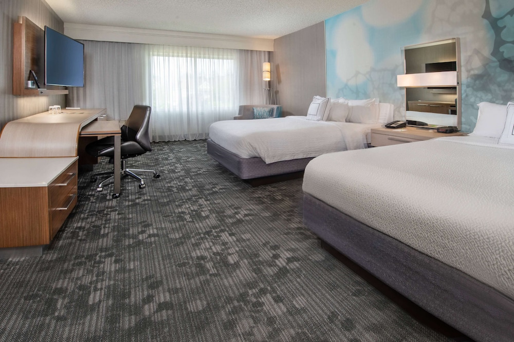 Room, 2 Queen Beds, Accessible (Mobility/Hearing Tub) - Photo 2