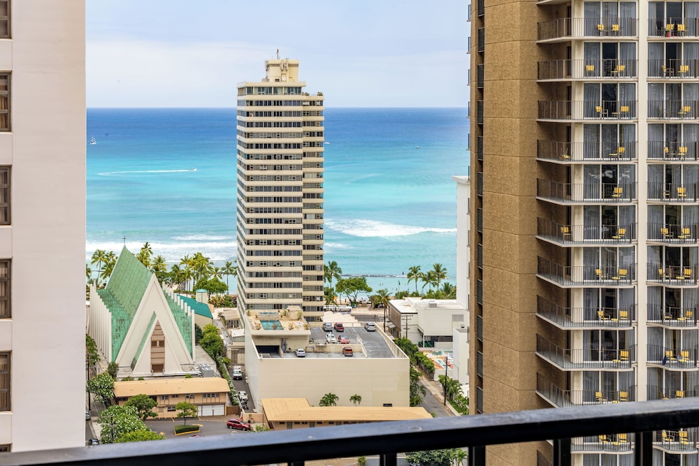 Premium Remodeled Condo with Ocean View and Parking: Premium Apartment, 1 King Bed with Sofa bed, Kitchen, Ocean View (0168) photo