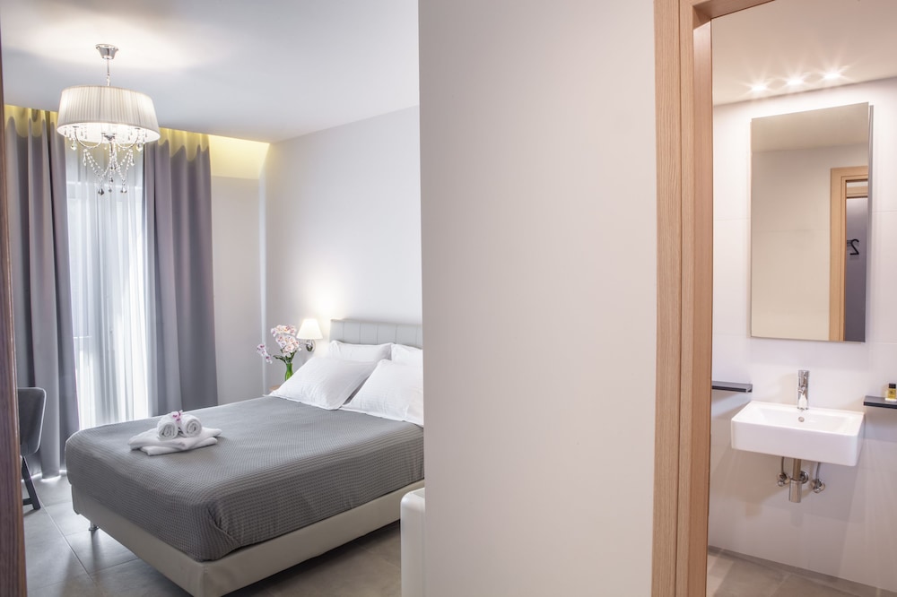 Superior Double Room, Balcony - Photo 5