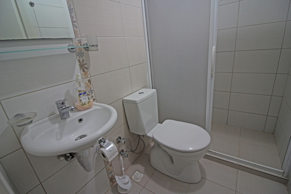 Economy Triple Room, Basement Floor photo 3