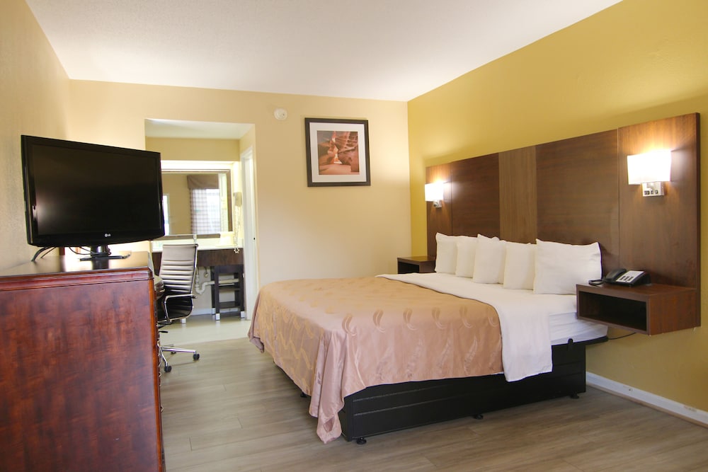 Standard Room, 1 King Bed, Non Smoking - Photo 2