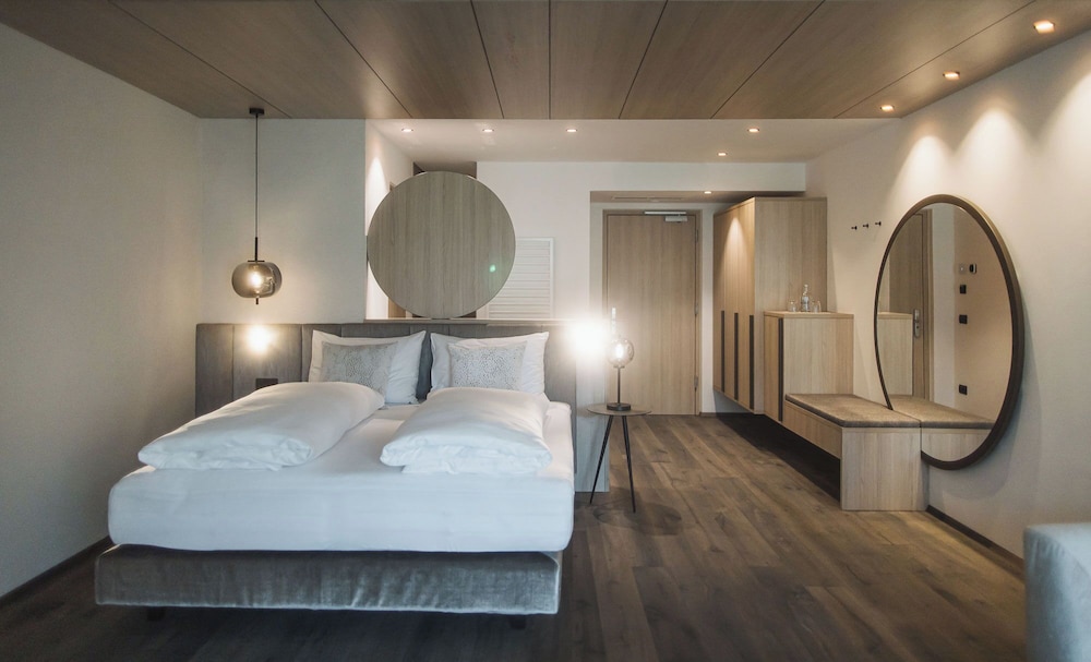 Corones Suite
