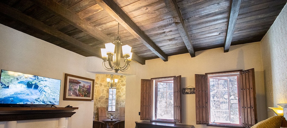 Superior Suite, 1 King Bed, Fireplace photo 1