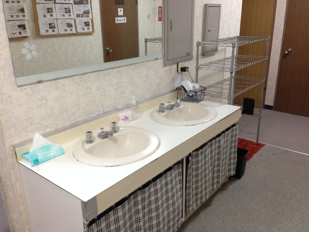 Basic Single Room, Shared Bathroom photo 3