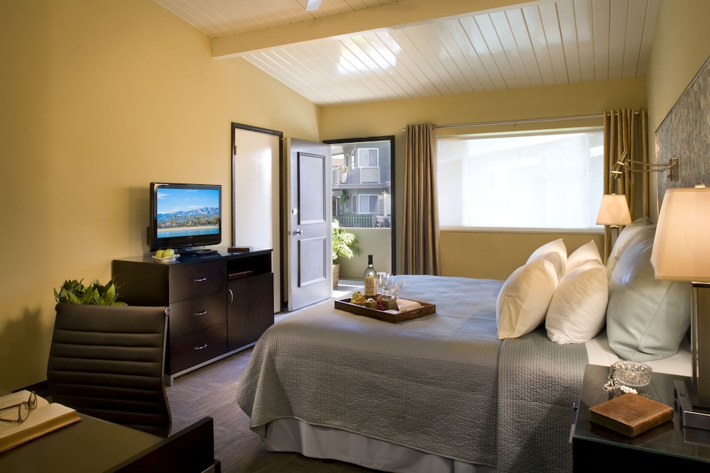 Deluxe Room, 1 King Bed, Fireplace