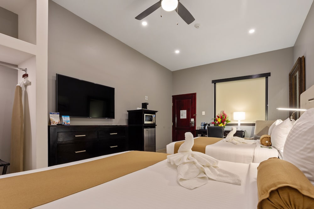 Premium Room, 2 Queen Beds, Non Smoking, Refrigerator & Microwave - Photo 5